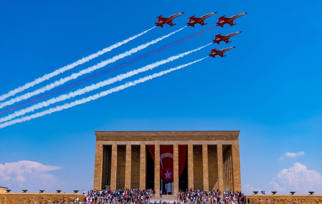 Türk Yıldızları’nın 30 Ağustos uçuşu nefes kesti 33